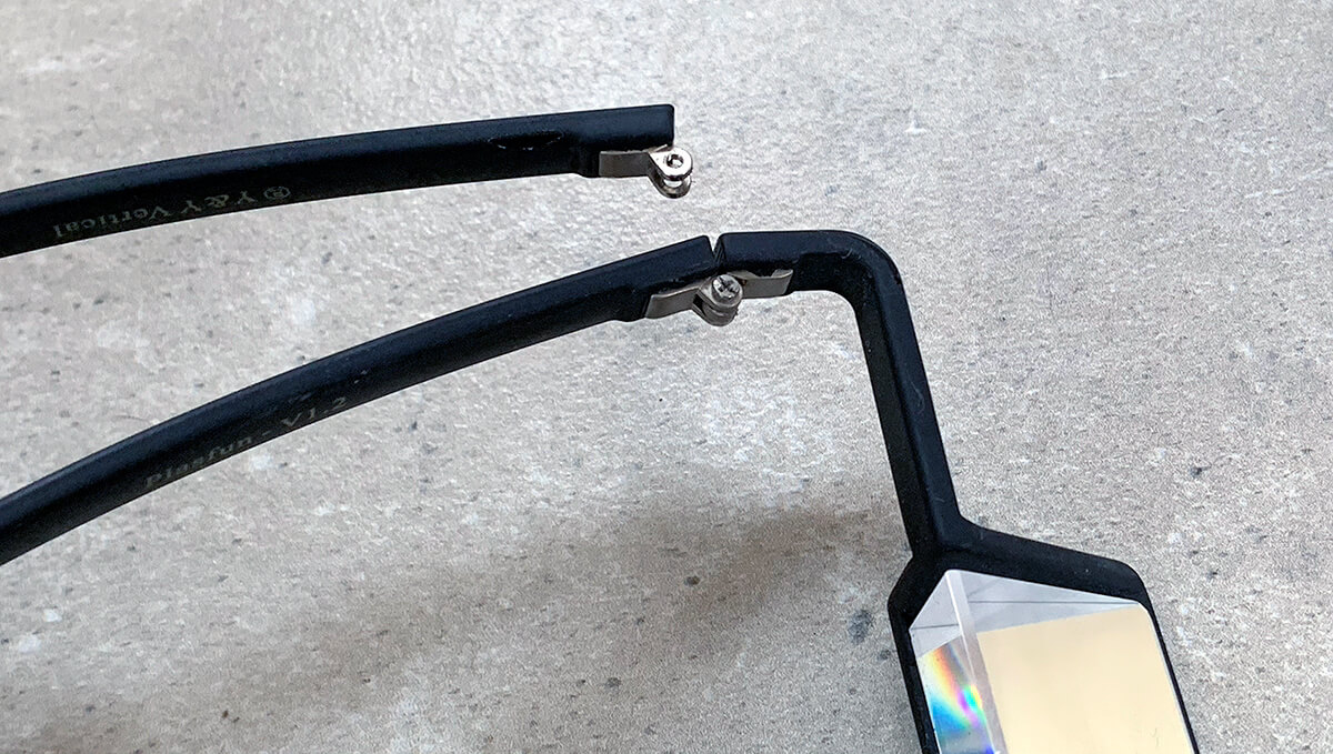 Meine Kletterbrille von Y&Y hat eine SChraube verloren. Dadurch ist der rechte Brillenbügel (oben im Bild) nicht mehr mit der Brille verbunden (Fotos: J. Kleinholz).